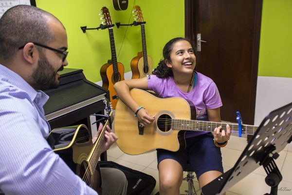 Clase-guitarra-2-scaled-e1686561294536.jpg