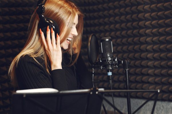 locutor-radio-gesticulando-mientras-graba-podcast-estudio-radio-scaled.jpg