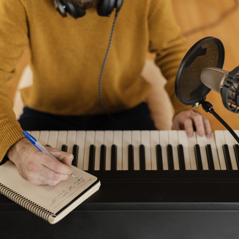 persona-practicando-musica-home-studio-scaled.jpg